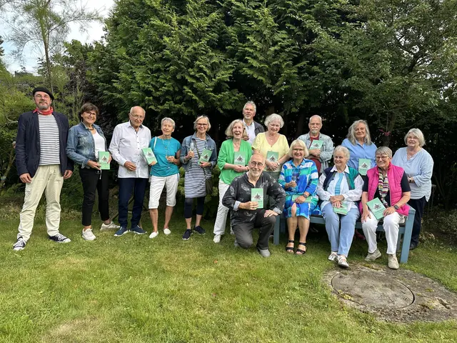 Die Autorenschaft mit Vereinsvorstand (auf der Bank, v. li.): Dr. Harry Kalinowsky, Selma Althoff, Hildegard Schaefer, Uschi Becker, (hinter Reihe, v. li.): Rainer Heinsohn, Helga Saller, Horst und Gerda Hardy, Christine Matthies, Elke Stoll, Peter Scharnowski, Gabriele Steinhof, Arno Mozoni Frasconi, Heidi Kolloch und Gisela P. | Foto: H. Kalinowsky
