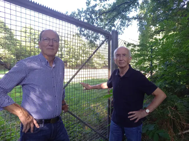 Die Ratsherren Hans-Georg Meyn (li.) und Bernd Henke am Mühlenbach
 
 | Foto: SPD, Adamczak