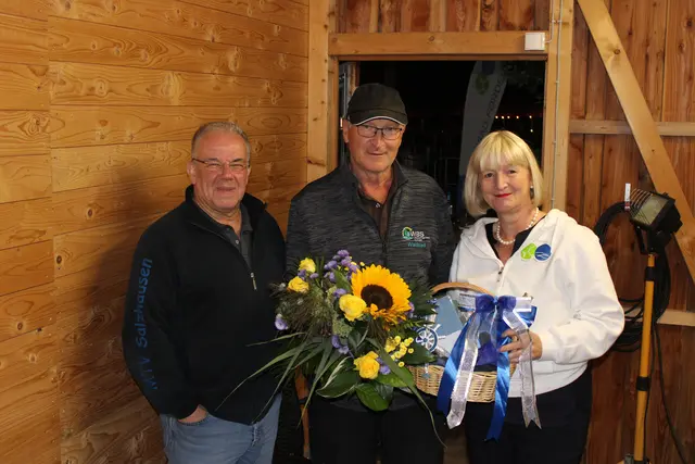 Badleiter Uwe Britze (Mi.) wurde von den Waldbadförderern Dagmar Maigatter und Andreas Will mit einem Präsentkorb für sein Engagement belohnt | Foto: ce