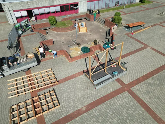 Fachleute und Schüler arbeiten Hand in Hand zusammen | Foto: GalaBau Schöne Zeiten