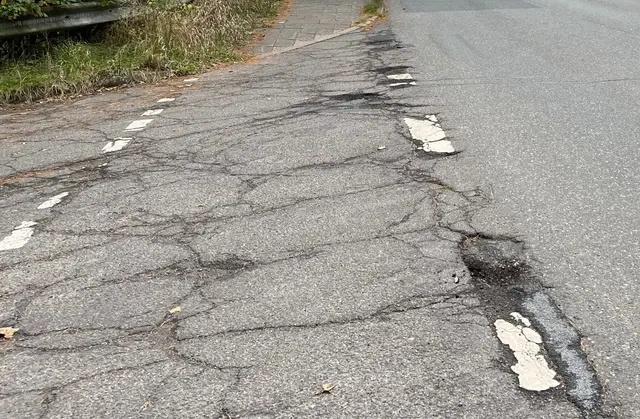 Schlaglöcher können eine erhebliche Gefahr für den Straßenverkehr darstellen | Foto: sra