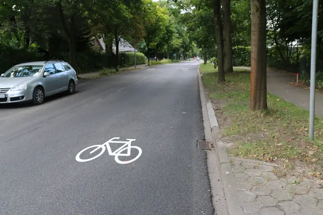 Im Steinbecker Mühlenweg wurde eine sogenannte Piktogrammkette aufgebracht, die verdeutlicht, dass der Radverkehr auf der Straße stattfindet | Foto: Stadt Buchholz
