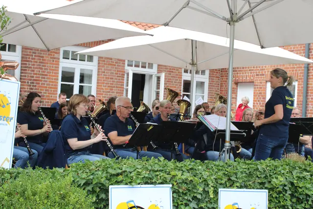 Das Blasorchester MTV Salzhausen unter der musikalischen Leitung von Raphaela Backhaus-Olbrich bot ein erfolgreiches Heimspiel | Foto: ce