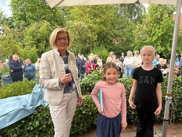 Christiane Oertzen (v. li.) vom "Salzhausen e.V."-Vorstand kürte mit Enisa Sabanovic (8) und Elise Grete Riebesell (10) die Sieger der Jubiläumsaktionen  | Foto: Barbara Frahm