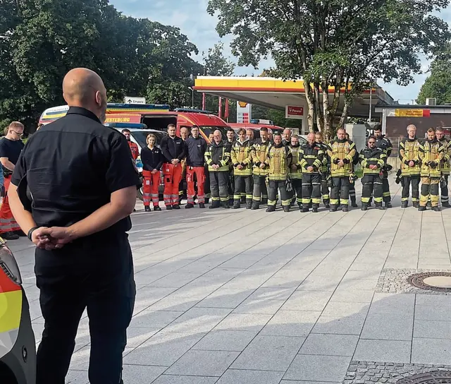 Rund 100 Menschen nahmen an der Schweigeminute für Simon B. teil