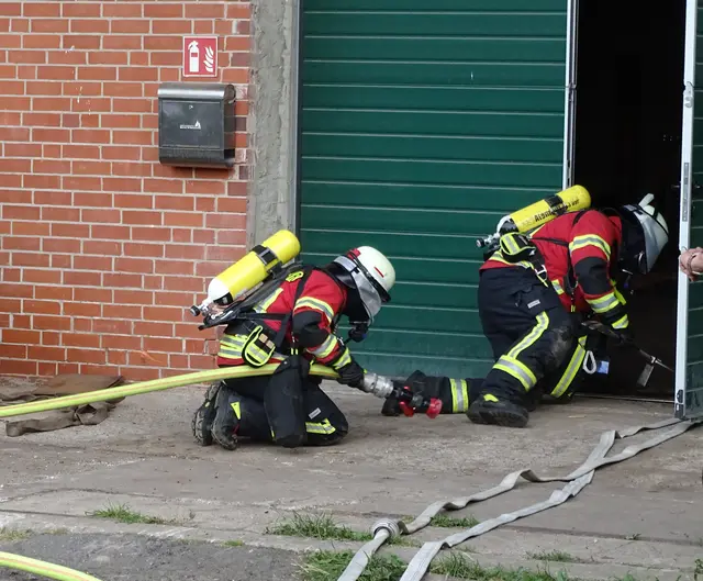 Unter Atemschutz ins Gebäude zur Personensuche | Foto: Freiwillige Feuerwehr Samtgemeinde Hanstedt