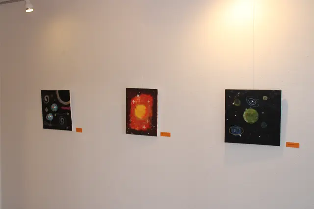 Im Haus des Gastes wurden Bilder eines Kindermalwettbewerbes zum Jubiläum von "Salzhausen e.V." ausgestellt | Foto: ce