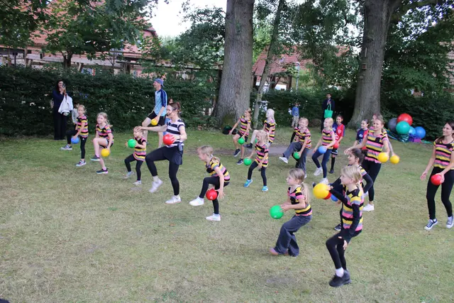 Die Turn- und Tanz-Kindergruppe des MTV Salzhausen unter der Leitung von Deti Kanefendt (vorne, Mi.) bot eine mitreißende Show | Foto: ce