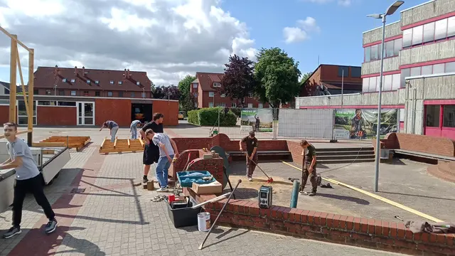 Die Schüler helfen tatkräftig mit | Foto: GalaBau Schöne Zeiten