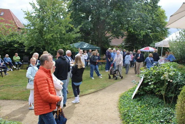 Das bunte Programm im Haus des Gastes und in dessen Garten lockte viele Besucher an | Foto: ce