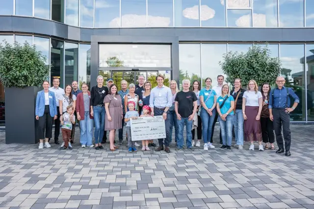 Hans-Peter (r.) und Adrian Fricke (Mitte) zusammen mit Vertreterinnen und Vertreter der deutschen Organisationen, die beim FRICKE Social Run 2025 mit einer Spende von jeweils 6.265 Euro bedacht wurden | Foto: FRICKE Gruppe, Nina Meyn