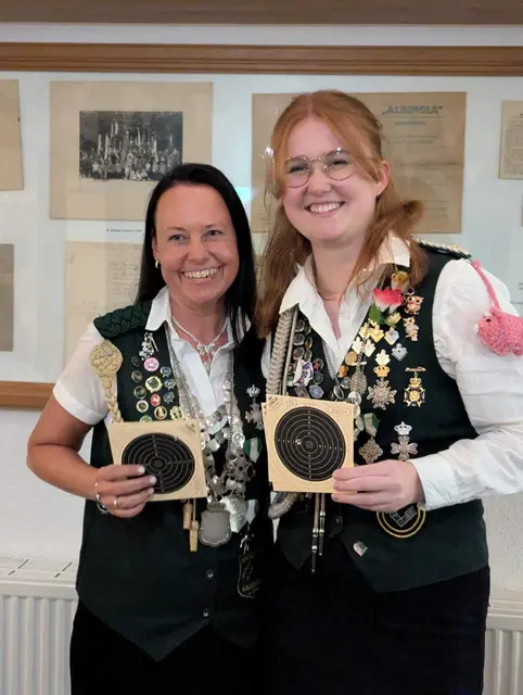  Susanne Hülsen (li.)  und Maira Hauschild  | Foto: Schützenverein 