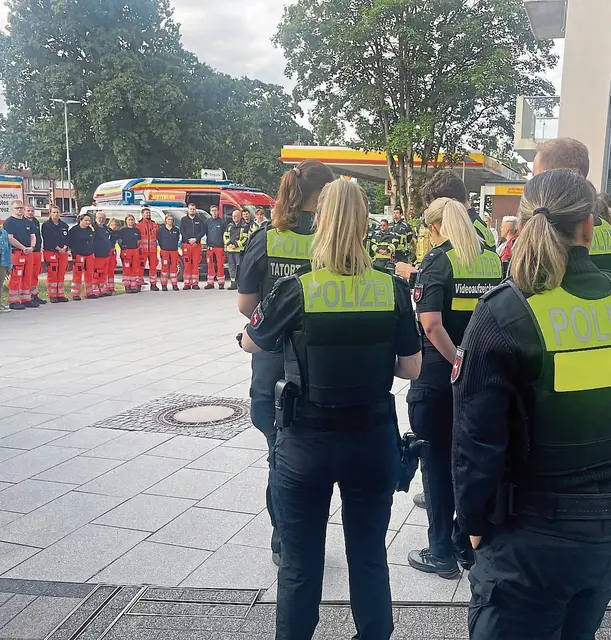 Rund 100 Menschen nahmen an der Schweigeminute für Simon B. teil