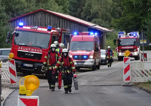 Einsatzkräfte rücken mit Atemschutz zur Einsatzstelle vor | Foto: Freiwillige Feuerwehr Samtgemeinde Hanstedt
