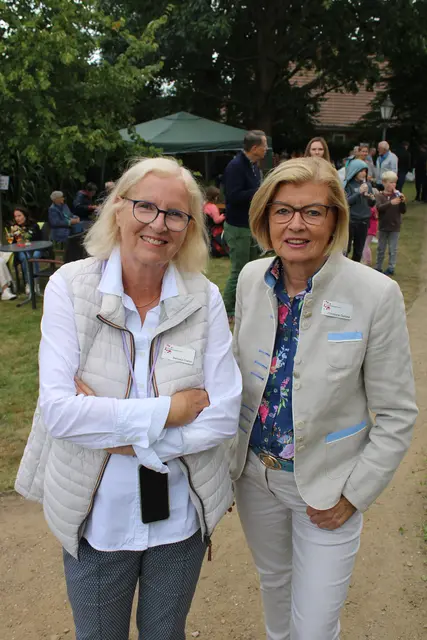 Freuten sich über das gelungene Jubiläum: "Salzhausen e.V."-Vorsitzende Barbara Frahm (li.) und zweite Vorsitzende Christiane Oertzen | Foto: ce