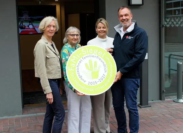 Übergabe des FaMi-Siegels durch Inga Seba-Eichert und Brigitte Kaminski von der Koordinierungsstelle Frau &amp; Wirtschaft an Elfi Köhler-Fois, Fachbereichsleitung Pflege, und Thomas Grambow, Geschäftsführer DRK-Kreisverband Harburg-Land e.V | Foto: DRK-Kreisverband Harburg-Land  