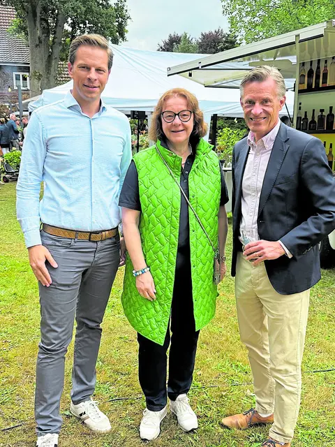 Unter den Gästen (v. li.) Frederik Schröder (Sparkasse Harburg-Buxtehude), Kerstin Witte (Autohaus Kuhn+Witte) und Jan-Hendrik Röhse (Bürgermeister von Buchholz) | Foto: BECRE Media