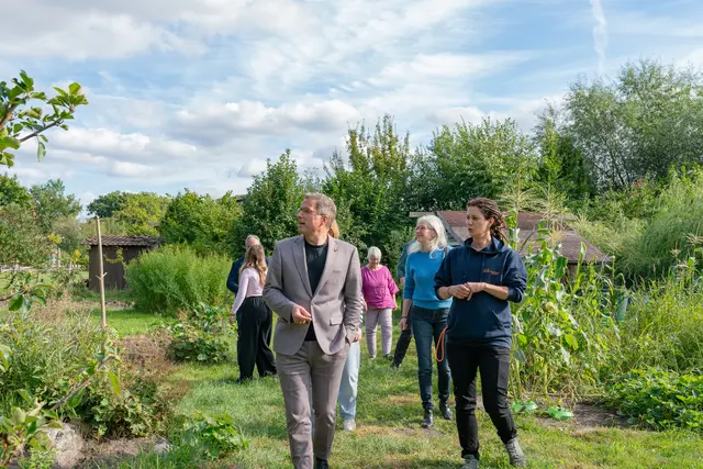 Landrat Kai Seefried zu Besuch in der Waldorfschule - hier ein Rundgang durch den Schulgarten | Foto: Waldorfschule Apensen, Melanie Jost
