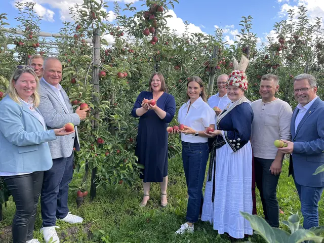 Feierlicher Auftakt in die Apfelsaison mit Politkern und Verbandsvertetern auf dem Obsthof Blohm | Foto: Sandra Polenz