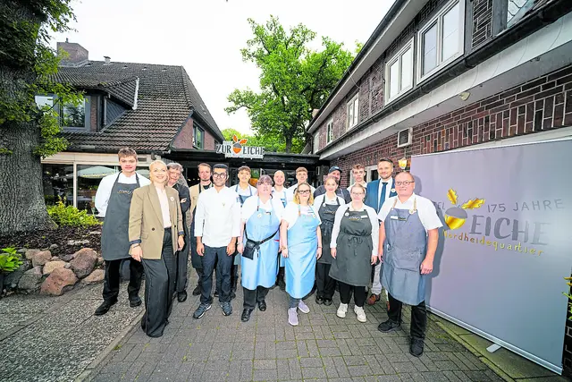 Familie Stöver und das Serviceteam sorgten dafür, dass sämtliche Gäste bestens mit Getränken und Speisen versorgt wurden  | Foto: BECRE MEDIA