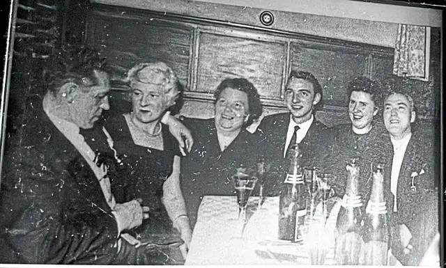 Helga und Hans-Joachim Stöver (Mitte) am beliebten Stammtisch im Restaurant  | Foto: Familie