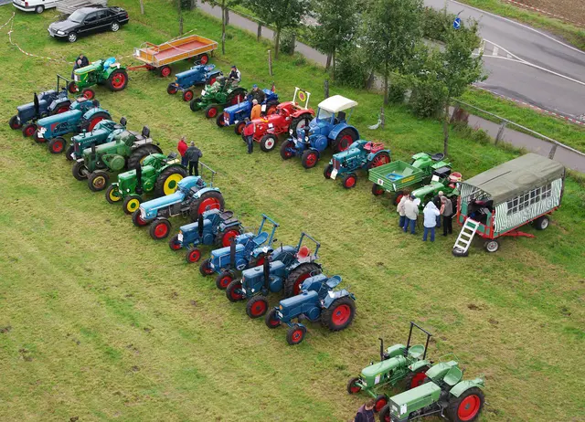 500 historische Fahrzeuge beim Traktorentreffen am Kiekeberg  | Foto: FLMK
