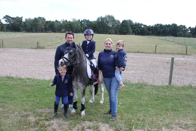 Das Ausnahmetalent mit Familie: Fe Böse auf ihrem Pony "Toppy" sowie (v. li.) Schwester Joy, Vater Mario, Mama Ann-Kathrin und Bruder Nick | Foto: ce