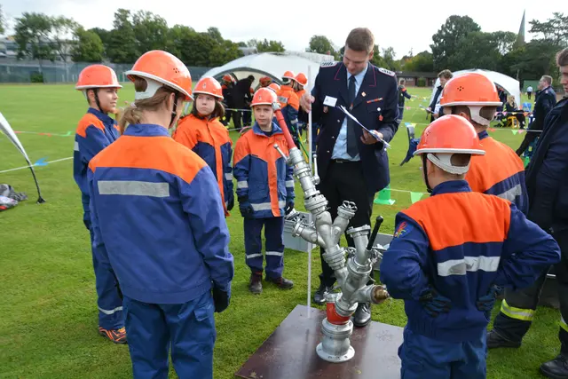 Beim "Spiel ohne Grenzen" sollte ein möglichst hoher Turm aus Feuerwehrgerät zusammengebaut werden | Foto: Ulf König