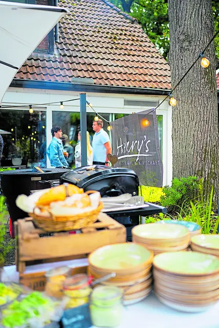 Die Gäste konnten sich an einem leckeren Buffet bedienen | Foto: BECRE Media