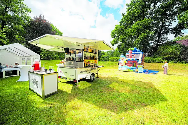 Im Garten standen Zelte und Getränkewagen | Foto: BECRE Media