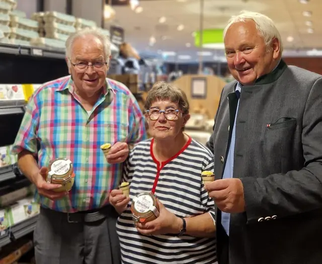 Heiner Schönecke (re.) stieß mit Hanne-Lore und Wilhelm Subey mit einem Eierlkör auf das Jubiläum an  | Foto: mro