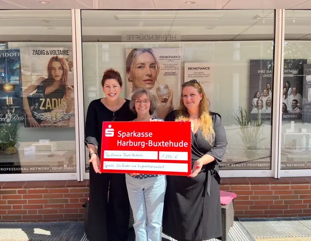 Silke Schippmann (v. li., Löwenherz ambulant Lüneburg), Roswitha Brandt (Oekumeinischer Hospizdienst Buchholz e.V.) und Nadine Heckstedten (Parfümerie Rook) | Foto: Jo Feldmeier
