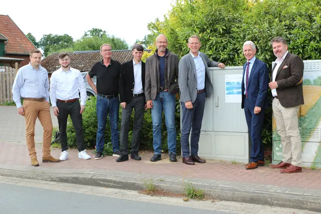 Bei der Übergabe einer der ersten Breitbandausbau-Gebiete (v. li.): Dirk Johannmeyer (Kuhlmann Leitungsbau GmbH &amp; Co. KG), Yannes Gaedke, Ulrich Meißner, Dr. Alexander Stark (alle Landkreis Harburg), Frank Pippel (EWE), Carsten Weiss (Kuhlmann Leitungsbau GmbH &amp; Co. KG), Landrat Rainer Rempe und Jasper Strauß (Kirchner Holding GmbH) | Foto: Landkreis Harburg