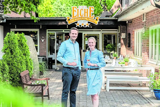 Die Geschwister Christine Buchholz und Jan Philip Stöver ­leiten das Hotel Zur Eiche und das Restaurant Henry's | Foto: BECRE Media