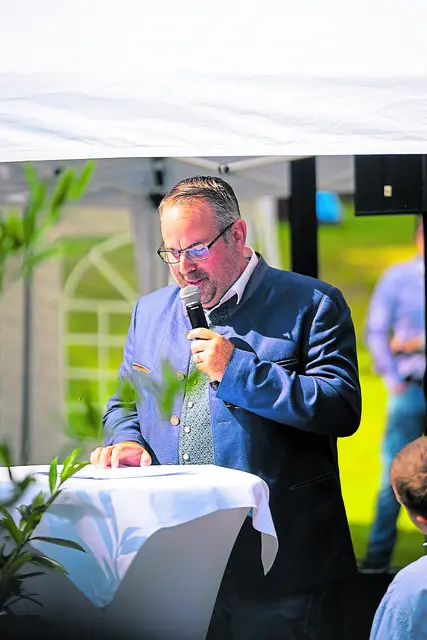 Jan Bauer, Mitglied im Niedersächsischen Landtag, hielt eine Festrede | Foto: BECRE Media