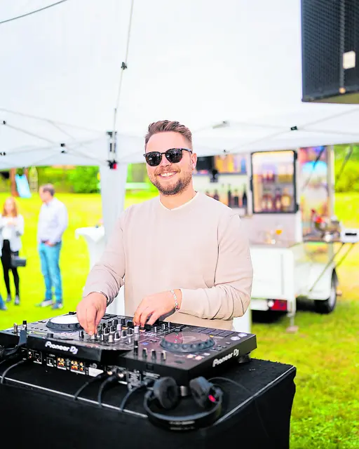 DJ Max Krause sorgte für musikalische Untermalung | Foto: BECRE Media