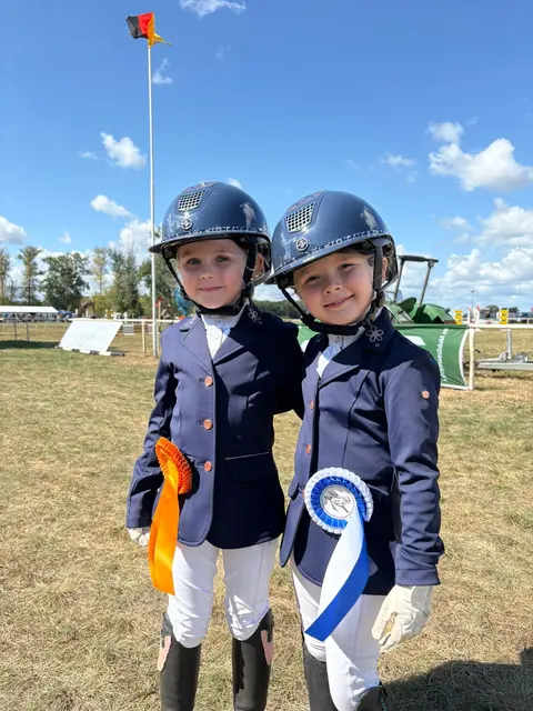 Bei einem Turnier in Salzhausen holte Fe Böse (li.) den ersten Platz, ihre ebenfalls reitbegeisterte Schwester Joy erreichte den dritten Platz | Foto: Mario Böse