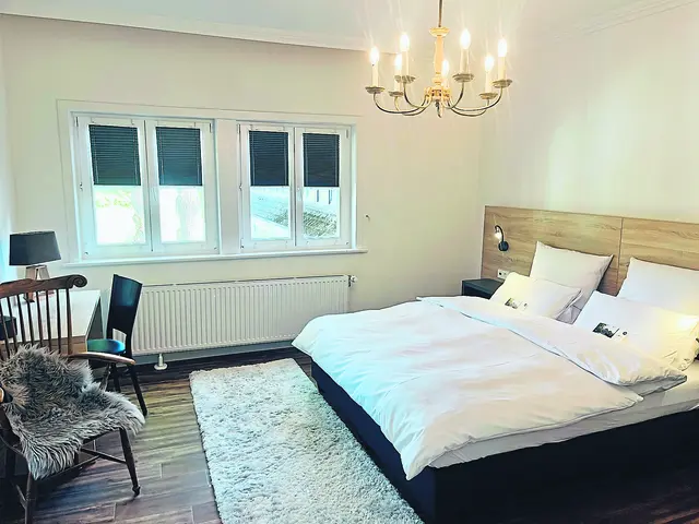 Die Hotelzimmer sind hell und freundlich eingerichtet und bieten sich für eine Übernachtung nach einer Feier an | Foto: BECRE Media