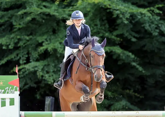 Marie Louisa Giebel (RFSP Sieversen) mit ihrer Stute Classic Time beim gelungenen Sprung über das Hindernis | Foto: Photo Rocket