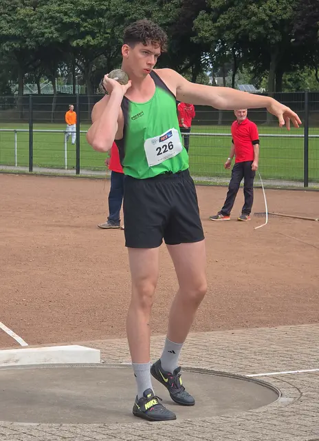 Hannes Hahn vom MTV Rottorf sicherte ich den Landes-Vizetitel im Kugelstoßen der U18-Jugend mit persönlicher Bestleistung von 13,92 Metern | Foto: Umland