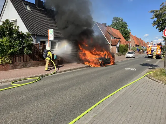Der PKW in Vollbrand | Foto: Polizei