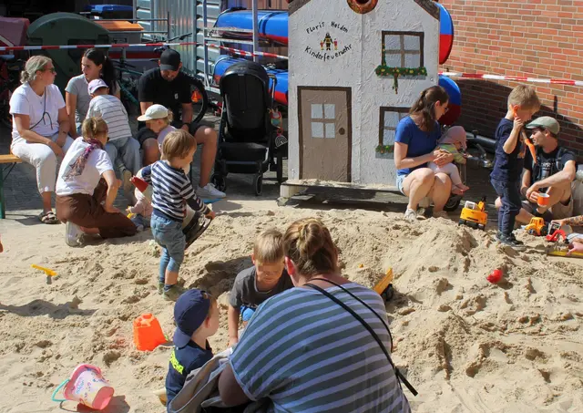 6: Ein großer Sandhaufen wurde im Laufe des Tages weggebaggert | Foto: Stefan Braun / Feuerwehr Stade