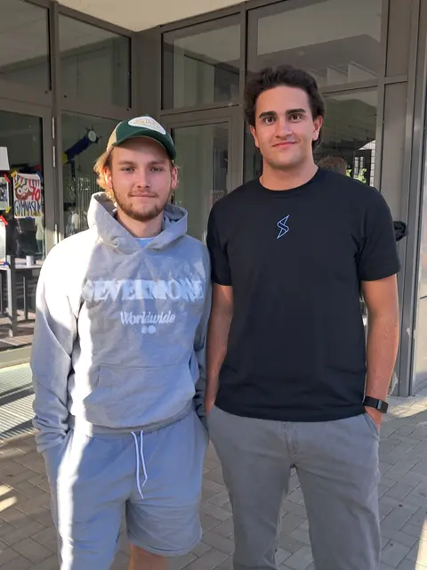 Von Tjark Schmitt (li.) und Noah Solaker gibt's jetzt Schulkleidung vom Gymnasium Winsen | Foto: Anika Werner