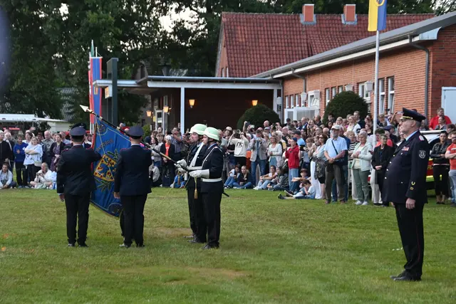 Eine Abordnung der Feuerwehr-Anwärter beim Sprechen der Verpflichtungsformel | Foto: Mathias Wille