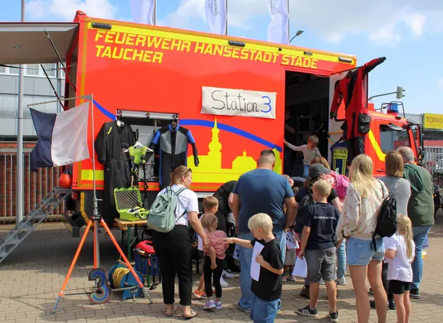 Sondergruppen zeigten ihre Ausrüstung
 | Foto: Stefan Braun / Feuerwehr Stade