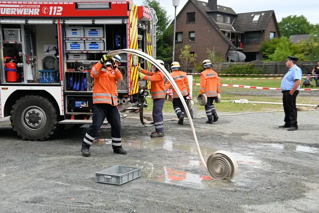 Auch bei einem Löschangriff mussten die Feuerwehren ihr Können unter Beweis stellen | Foto: Mathias Wills