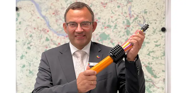 Er kümmert sich um den Ausbau der Breitbandinfrastruktur: Der Erste Kreisrat Thorsten Heinze hält ein Bündel Glasfaserkabel in seinen Händen  | Foto: Daniel Beneke/Landkreis Stade