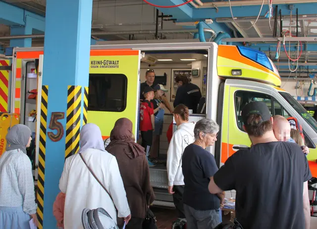 Auch ein Rettungswagen des Roten Kreuzes konnte besichtigt werden | Foto: Stefan Braun / Feuerwehr Stade