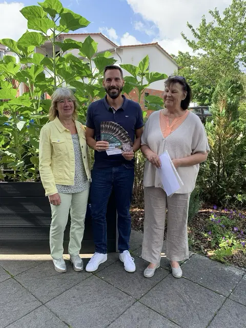Übergabe der Wildpark-Karten: die Landfrauen Jutta Bellahn (li.) und Gudrun Weiß mit Daniel Meynle, Leiter des DRK-Zentrums "Haus am Steinberg" | Foto: Landfrauenverein Brackel-Hanstedt