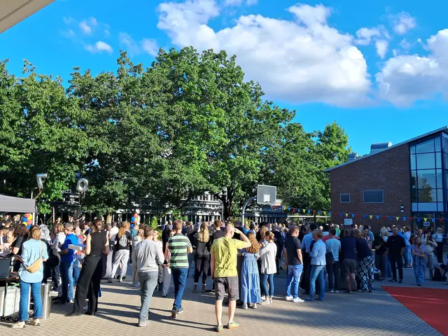 Wie ein riesiges Klassentreffen: Zum Jubiläum kamen hunderte Menschen vieler Generationen zusammen | Foto: Anika Werner